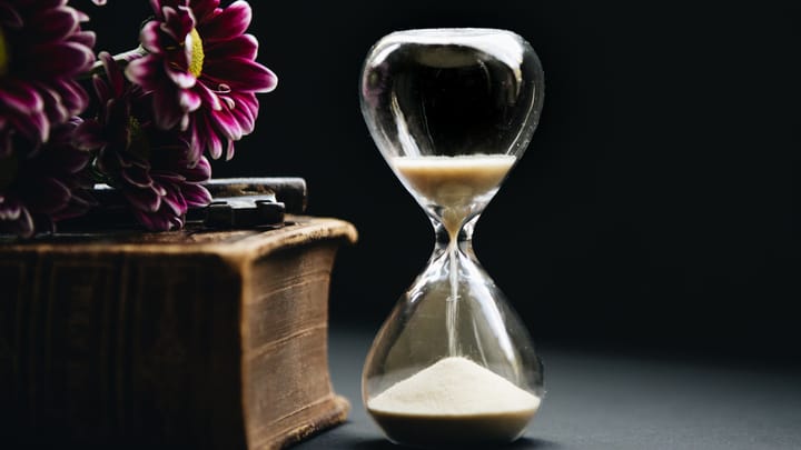 a photo of an hourglass